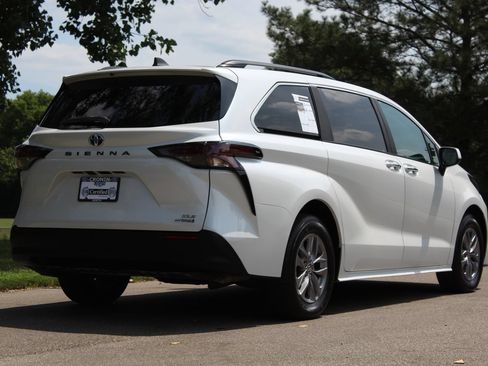 Used 2024 Toyota Sienna XLE FWD image 8