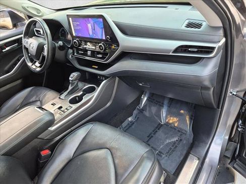Used 2024 Toyota Highlander Platinum FWD image 21