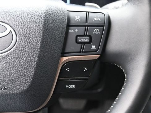 Certified 2025 Toyota Crown Signia image 22