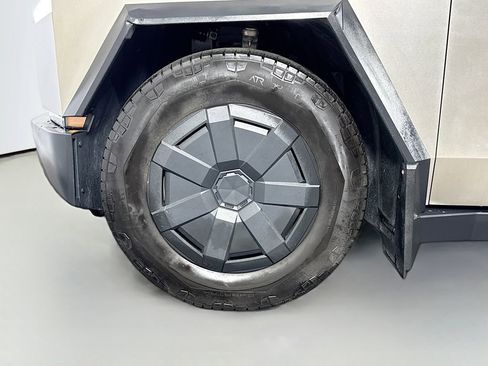 Used 2024 Tesla Cybertruck AWD Crew Cab image 32