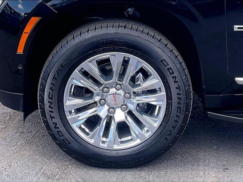Used 2025 GMC Yukon XL Denali AWD/4WD image 9