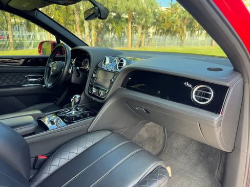 Used 2019 Bentley Bentayga image 14