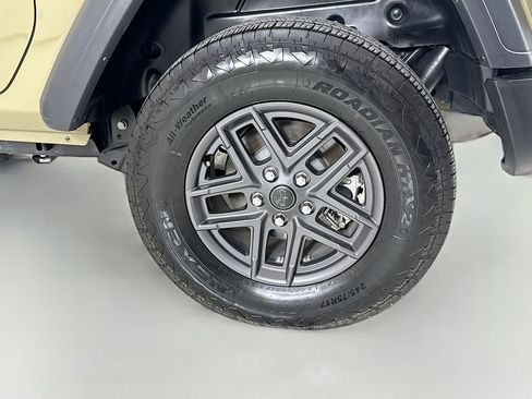 Used 2025 Jeep Wrangler Sport S image 32