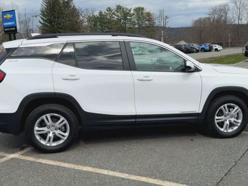 Used 2024 GMC Terrain SLE w/ Driver Convenience Package AWD/4WD image 9