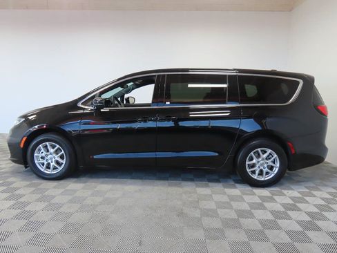 Used 2025 Chrysler Pacifica Select FWD image 5
