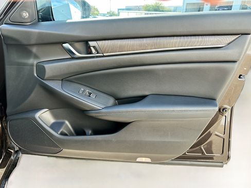 Used 2018 Honda Accord Touring image 32
