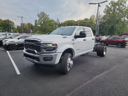 New 2026 RAM 5500 4x4 Crew Cab image 18
