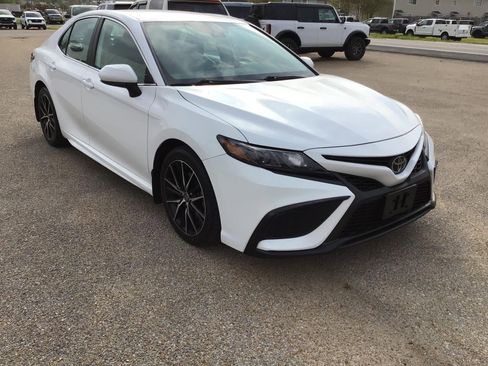 Used 2021 Toyota Camry SE image 6