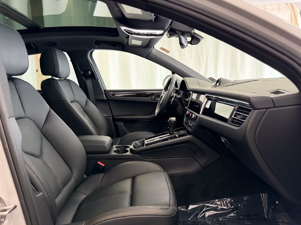 Certified 2026 Porsche Macan AWD/4WD image 16