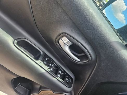 Used 2023 Jeep Renegade Latitude AWD/4WD image 11