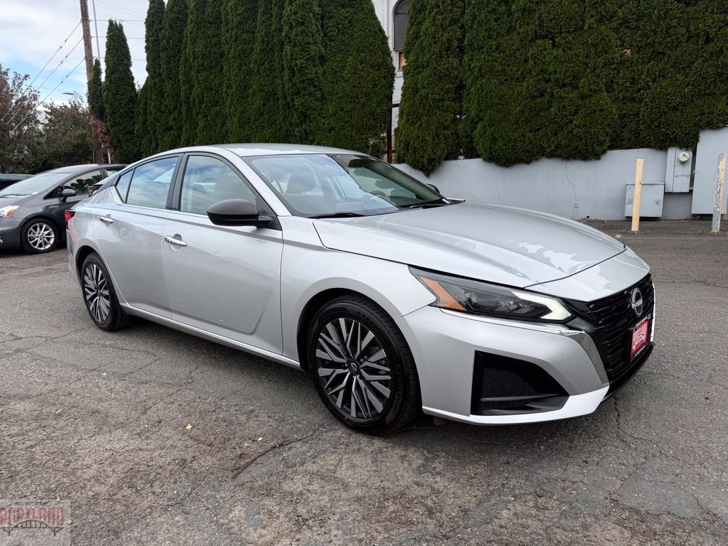 Used 2025 Nissan Altima 2.5 SV FWD image 1