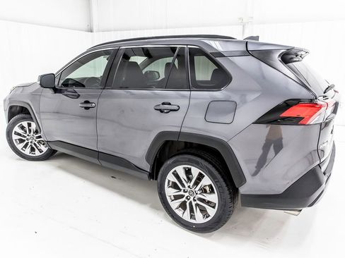 Used 2020 Toyota RAV4 XLE Premium image 4