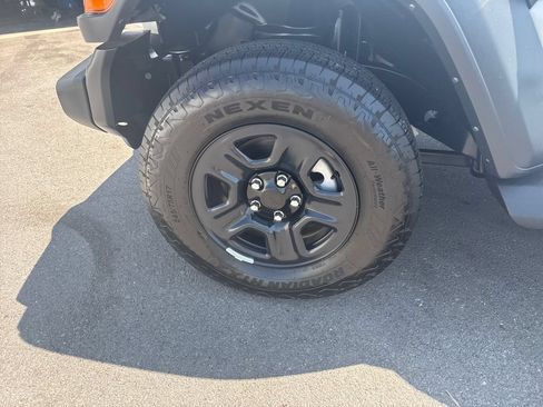 Used 2025 Jeep Wrangler Sport AWD/4WD image 36