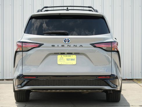 Used 2023 Toyota Sienna XSE image 11