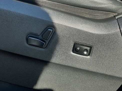 Used 2016 Chrysler Town & Country Touring image 10