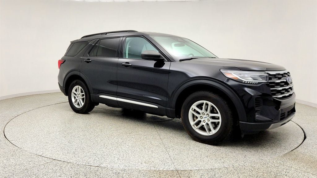 Used 2025 Ford Explorer Active AWD/4WD image 3