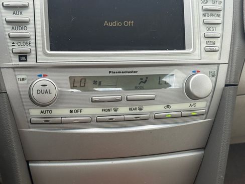 Used 2011 Toyota Camry XLE image 18