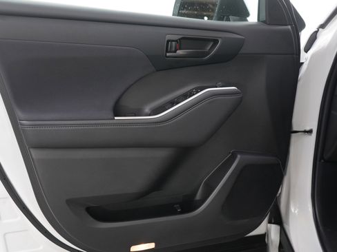 Used 2024 Toyota Highlander LE image 21