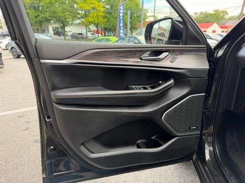 Used 2023 Jeep Grand Cherokee L Limited w/ Luxury Tech Group II AWD/4WD image 10