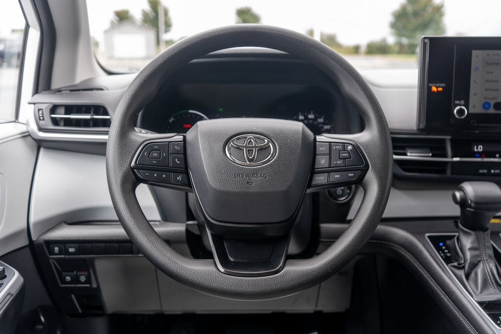 Used 2025 Toyota Sienna LE FWD image 15