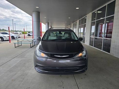 Used 2021 Chrysler Voyager Lxi FWD image 2