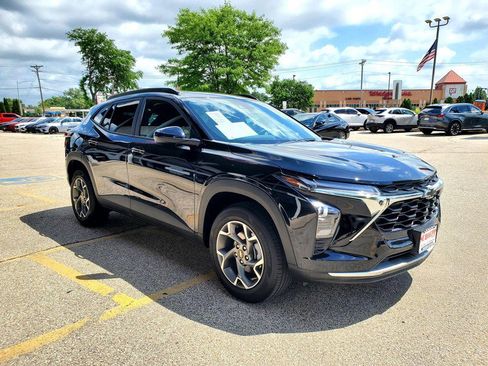 Used 2025 Chevrolet Trax LT w/ LT Convenience Package FWD image 3