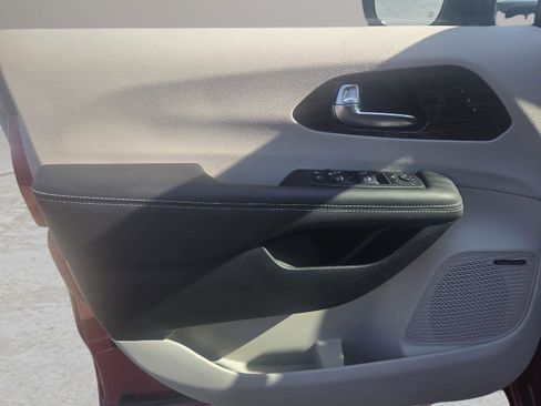 Used 2024 Chrysler Pacifica Limited w/ Uconnect Theater Family Group image 45