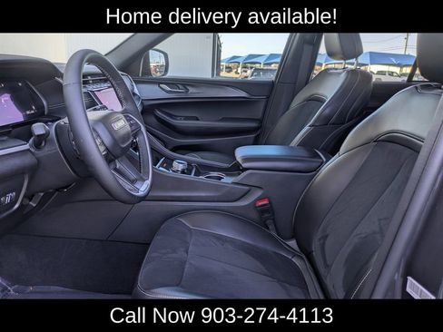 Used 2025 Jeep Grand Cherokee Altitude image 32