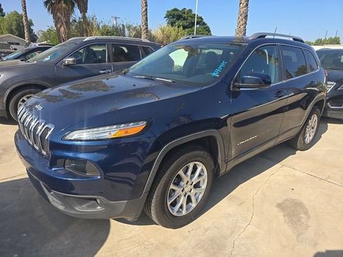 Used 2018 Jeep Cherokee Latitude AWD/4WD image 1