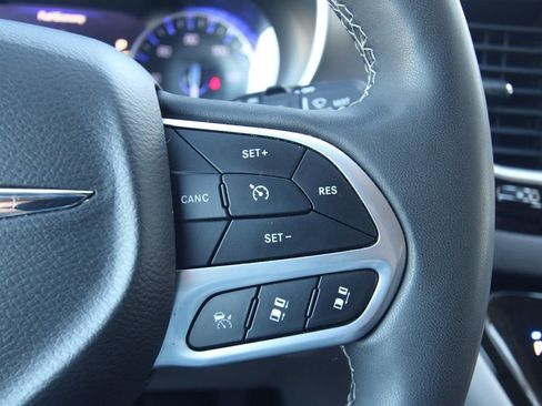 Used 2024 Chrysler Pacifica Touring-L FWD image 22