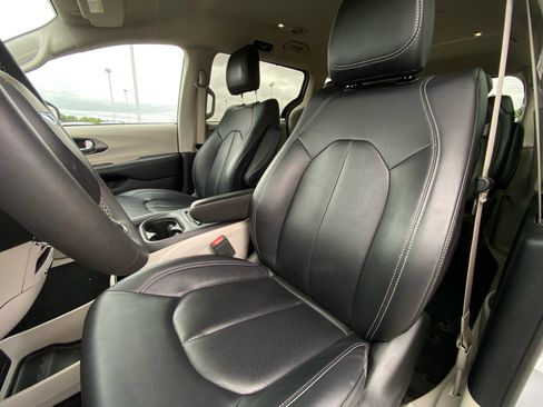 Used 2024 Chrysler Pacifica Touring-L FWD image 9