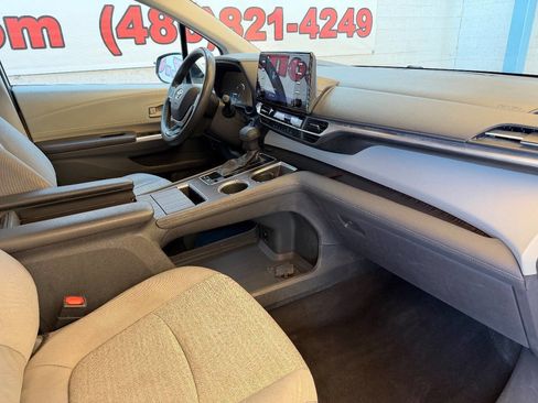 Used 2021 Toyota Sienna LE image 7