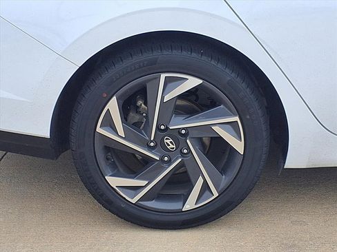 Used 2024 Hyundai Elantra Limited image 25