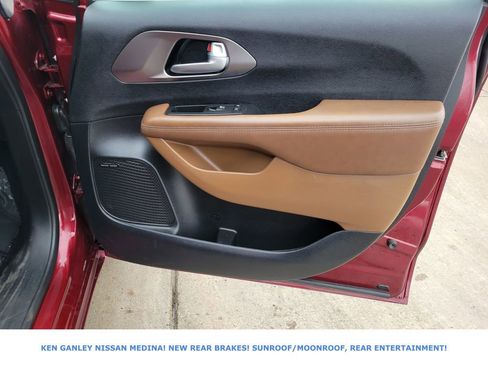 Used 2017 Chrysler Pacifica Limited image 54