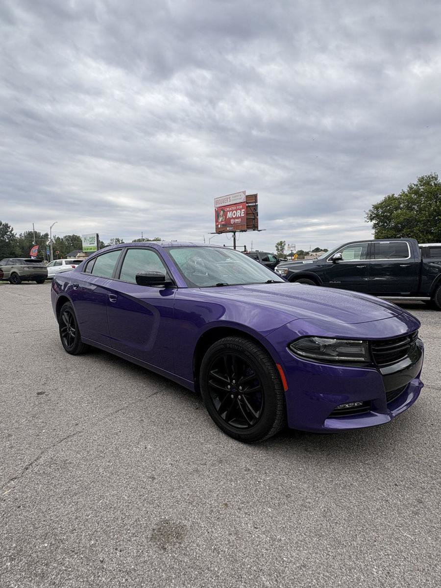 Used 2019 Dodge Charger SXT w/ Blacktop Package AWD/4WD image 2