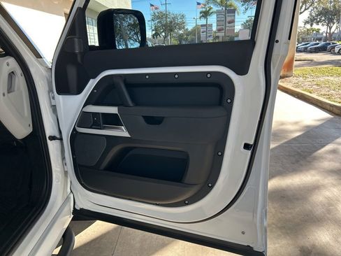 Used 2020 Land Rover Defender 110 SE image 30