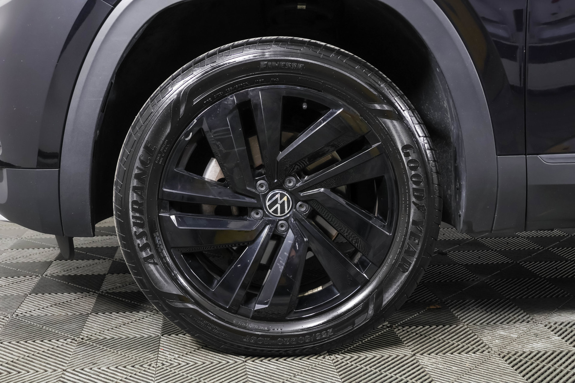 Used 2023 Volkswagen Atlas Cross Sport SE w/ Black Wheel Package AWD/4WD image 22