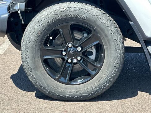 Used 2022 Jeep Wrangler Unlimited Sahara AWD/4WD image 25