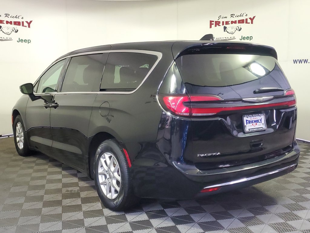 Used 2024 Chrysler Pacifica Touring-L FWD image 4