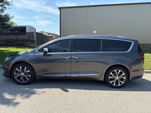 Used 2019 Chrysler Pacifica Limited FWD image 9