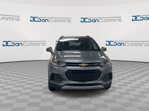Used 2020 Chevrolet Trax LT w/ Sun & Sound Package FWD image 3