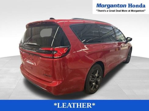 Used 2025 Chrysler Pacifica Limited image 9