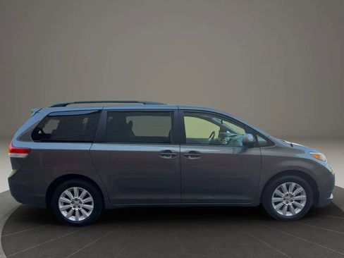 Used 2012 Toyota Sienna LE w/ Towing Pkg image 4
