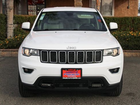 Used 2020 Jeep Grand Cherokee Laredo image 3