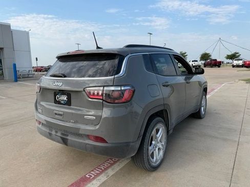 Used 2023 Jeep Compass Latitude AWD/4WD image 3