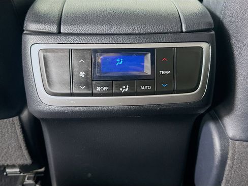 Used 2019 Toyota Highlander XLE image 25