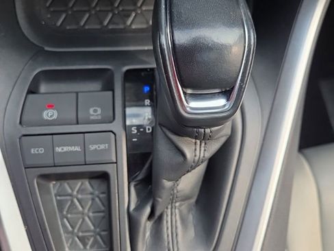 Used 2020 Toyota RAV4 XLE Premium FWD image 29