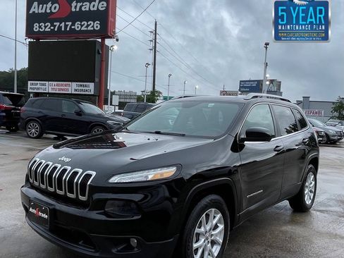 Used 2017 Jeep Cherokee Latitude AWD/4WD image 1