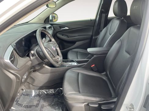 Used 2024 Buick Encore GX Sport Touring image 9