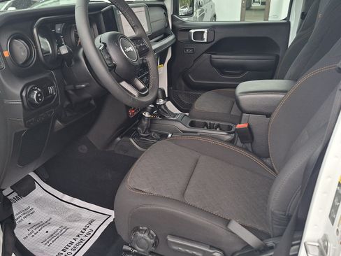Used 2026 Jeep Gladiator Mojave AWD/4WD image 9